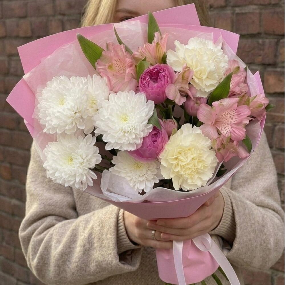 Букет из хризантемы, кустовой розой, альстромерии и диантусов💞