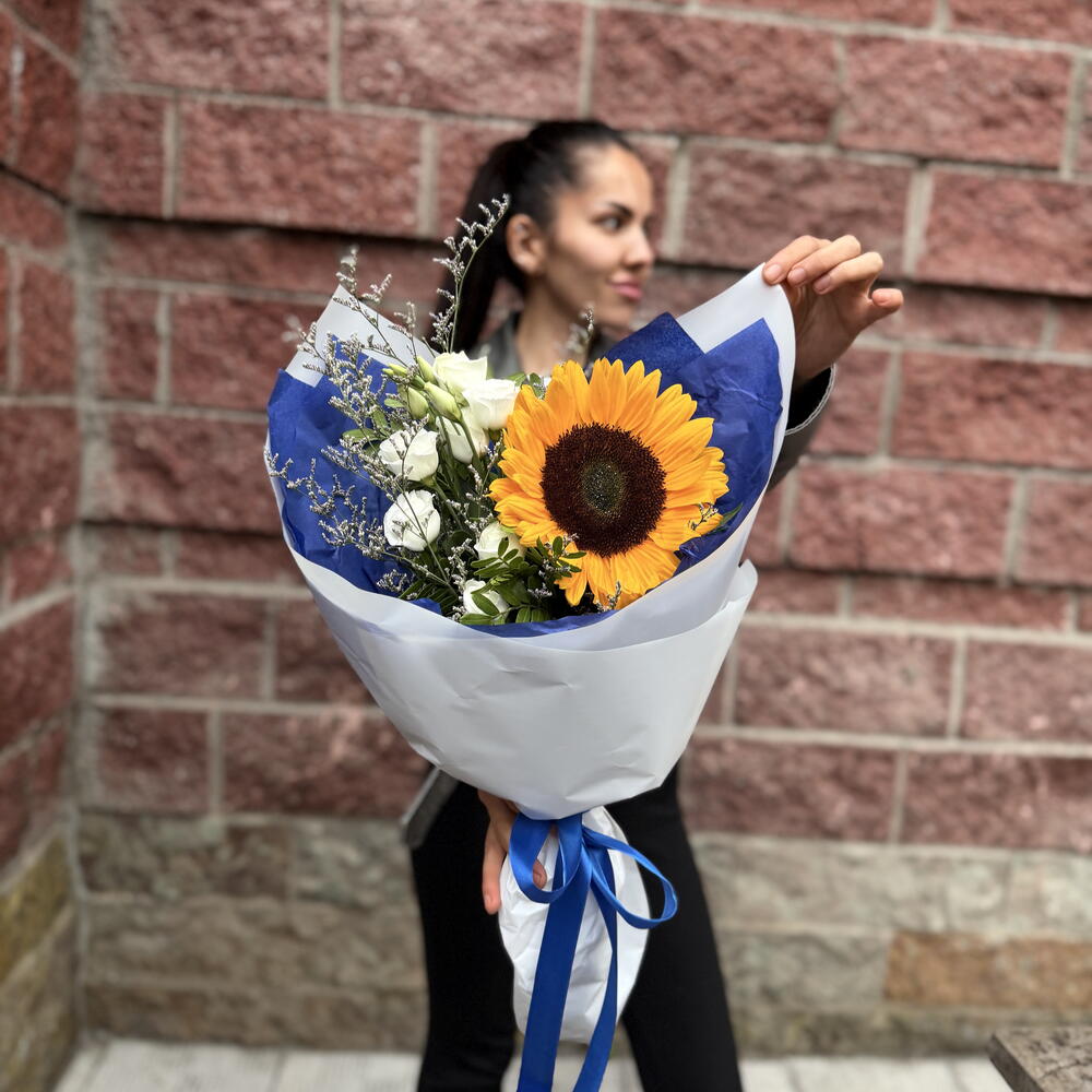 «Солнечный калейдоскоп: подсолнух, эустома, лимониум и фисташка» 🌈🌻