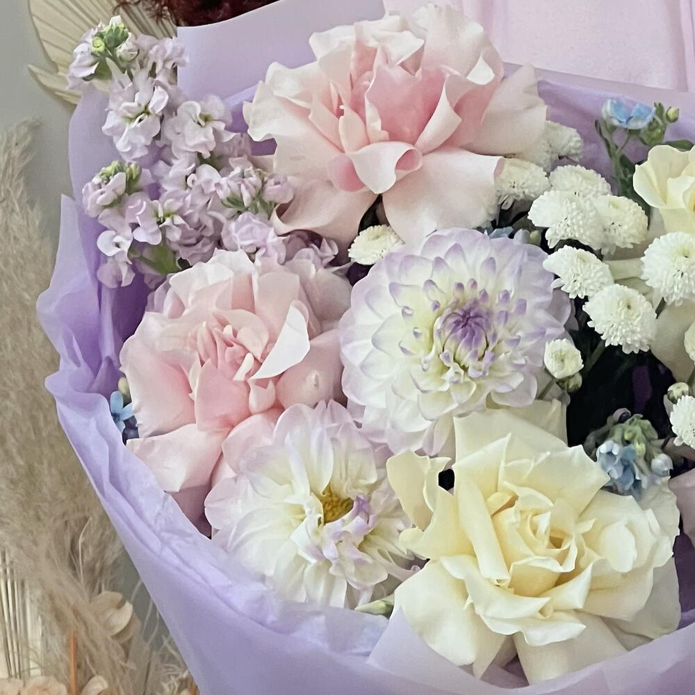 Букет с французскими розами и твидией