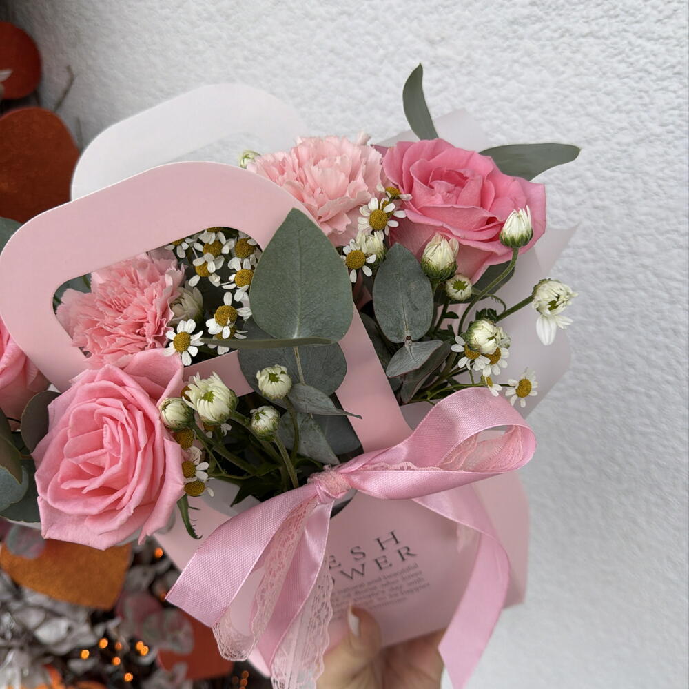 Розовая композиция Bloom room, роза, диантус, ромашка🌸