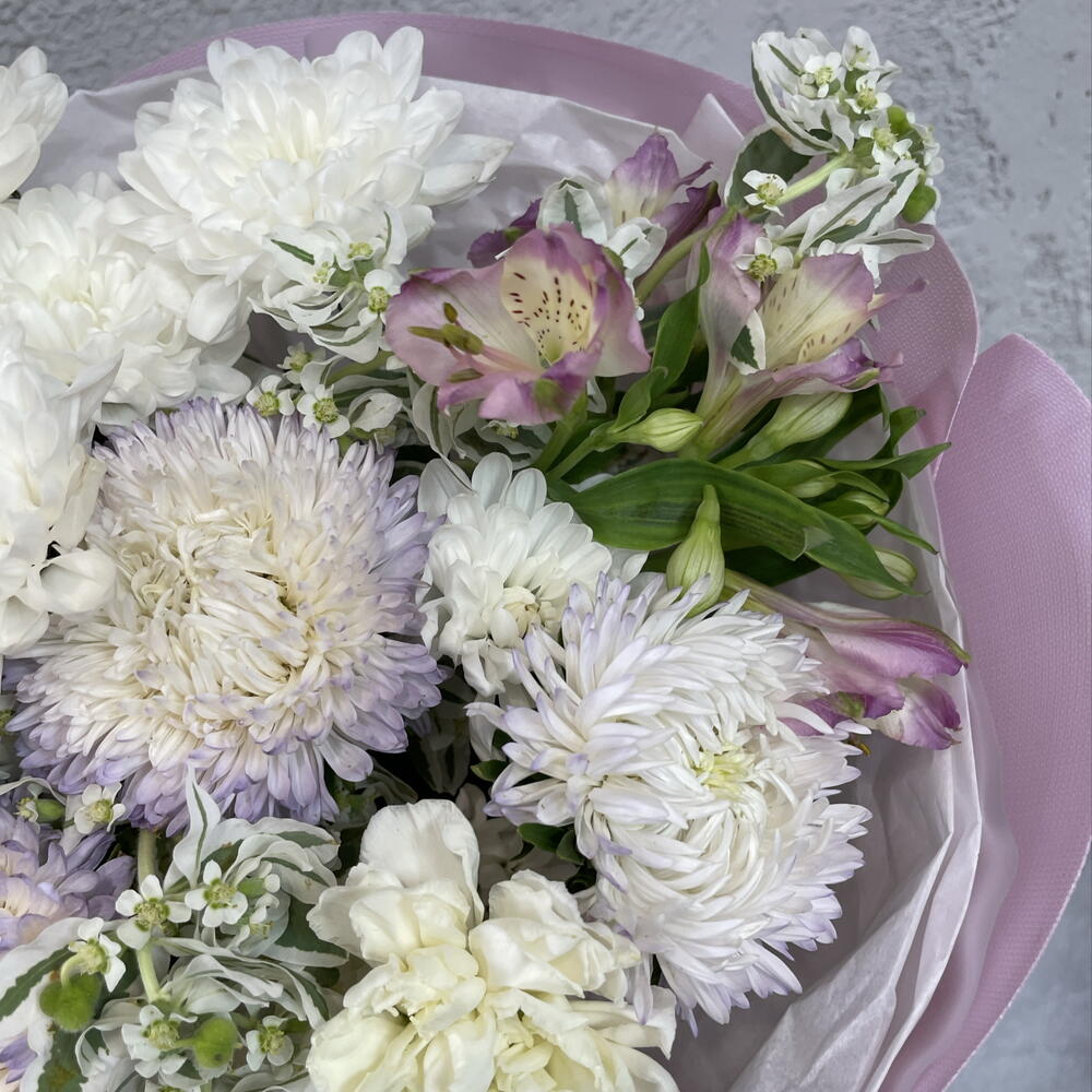 Букет из хризантемы, альстромерии, диантуса, астры и молочая💐