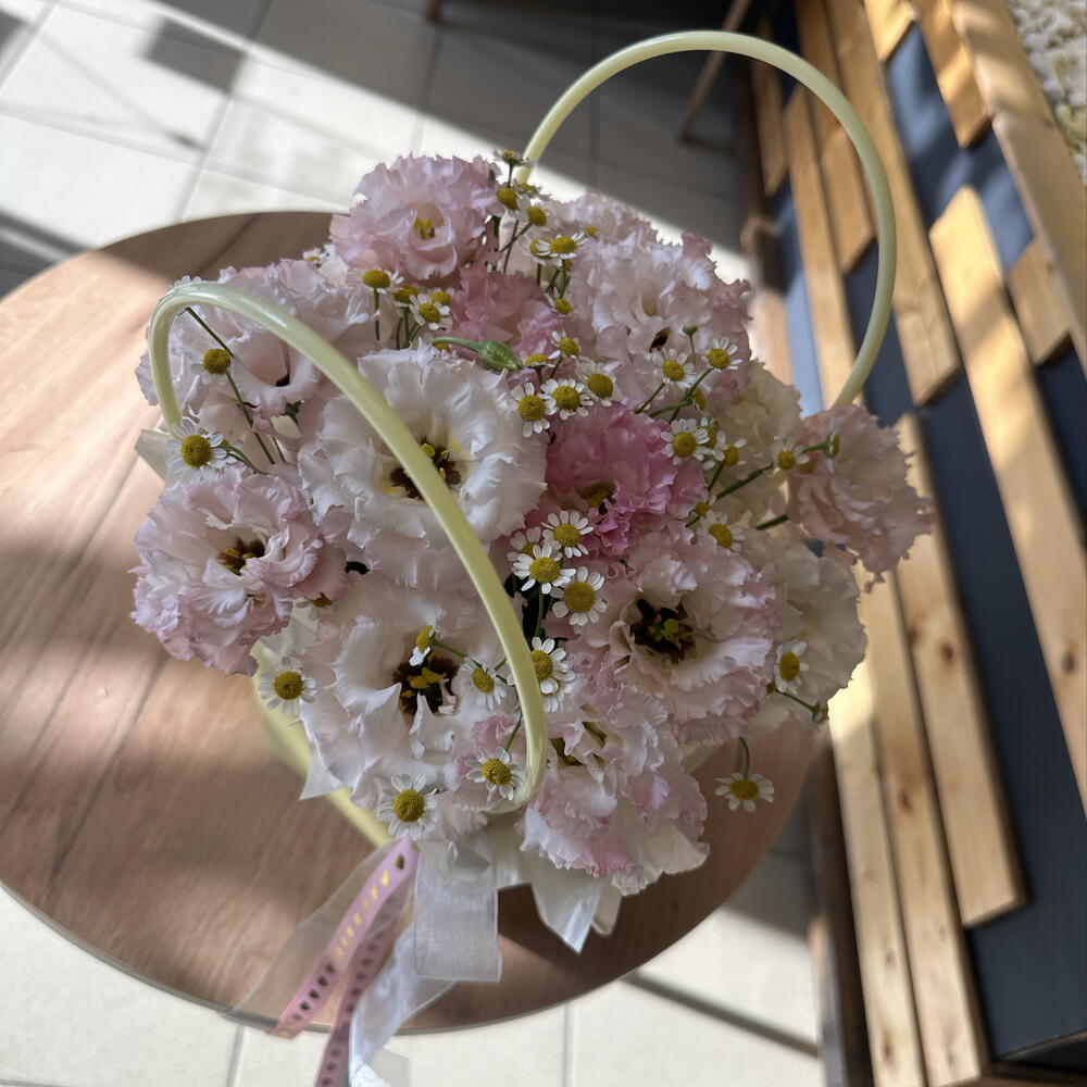 Милая сумочка с эустомой ️🩷🤍💛