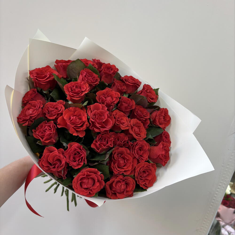 Букет алых роз 35
