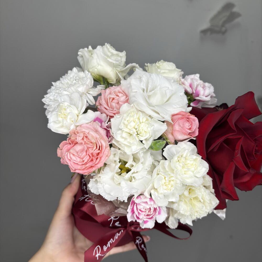 Композиция из эустомы , хризантемы Алтай , красной розы , кустовой гвоздики