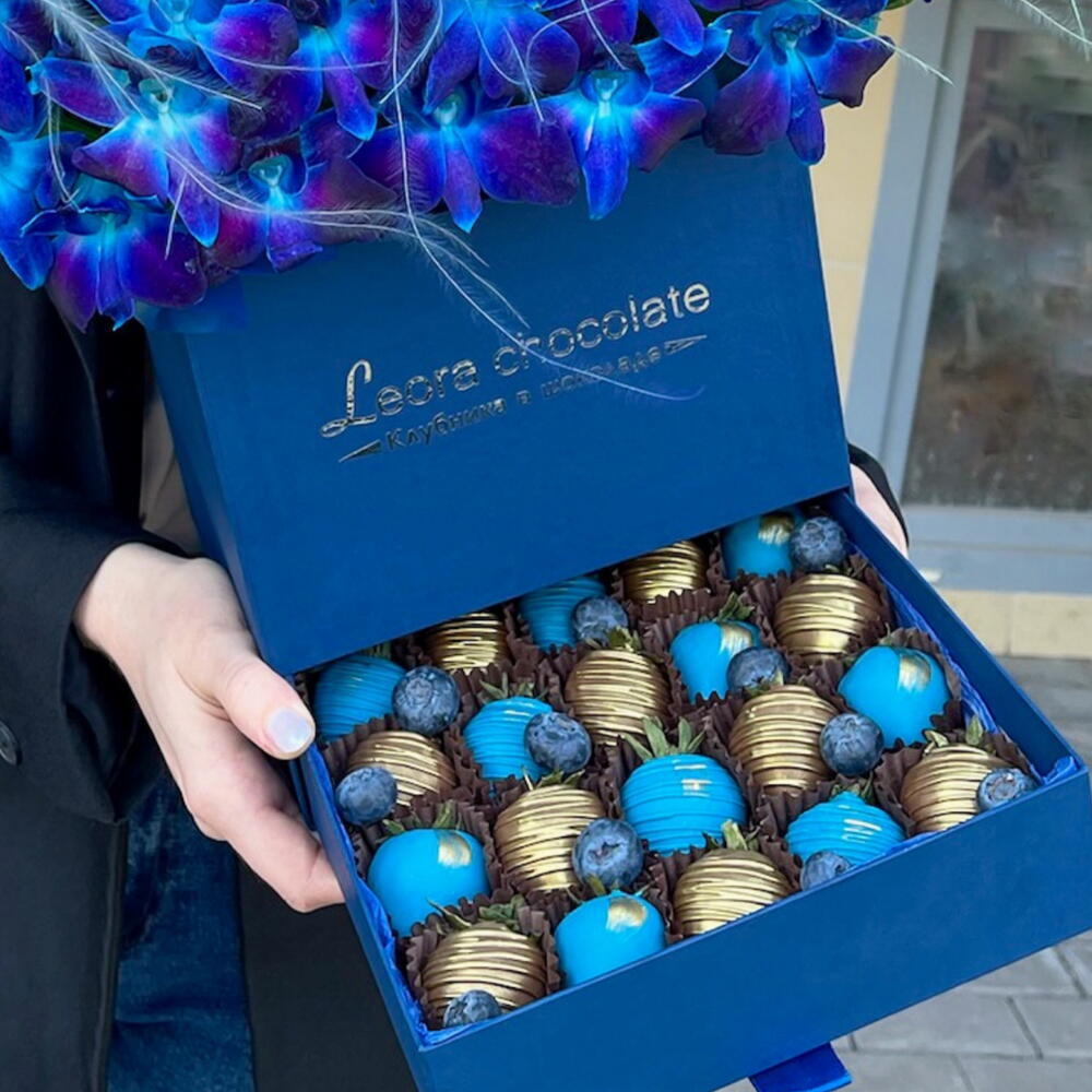 Премиум шкатулка. Цветы и клубника в Бельгийском шоколаде Callebaut. Подарочный набор 715
