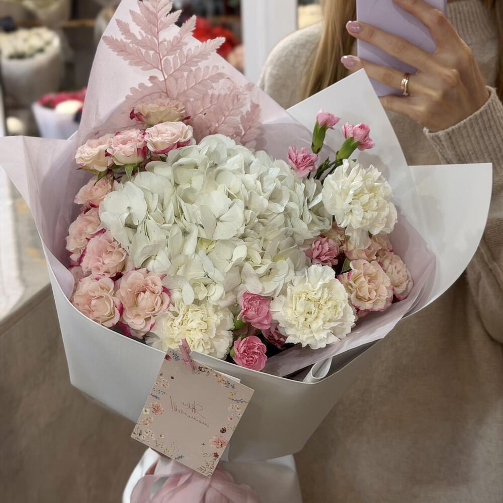 Букет с гортензией, кустовыми розами и диантусами 🌸