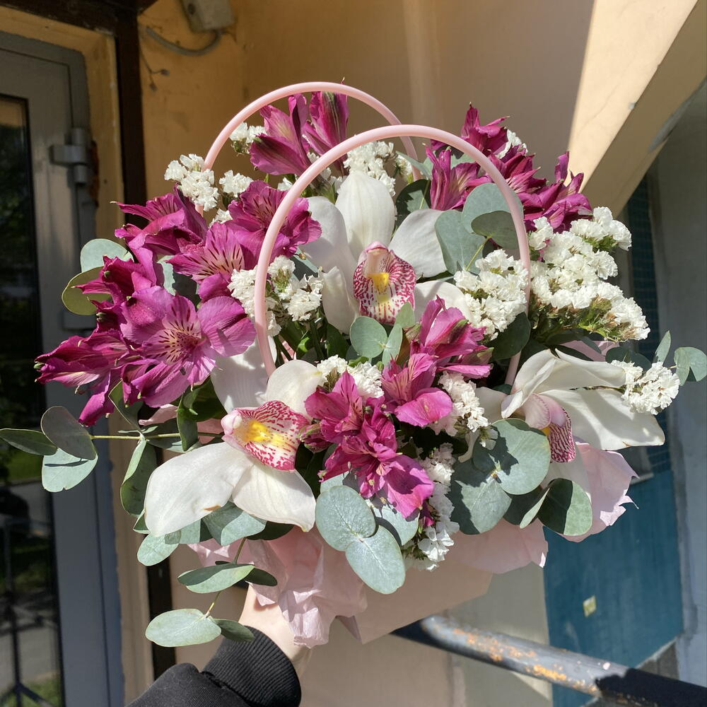 Сумочка нарцисса 🌷 «устойчивый аромат» в составе орхидея, альстромерия, статица, эвкалипт CINEREA