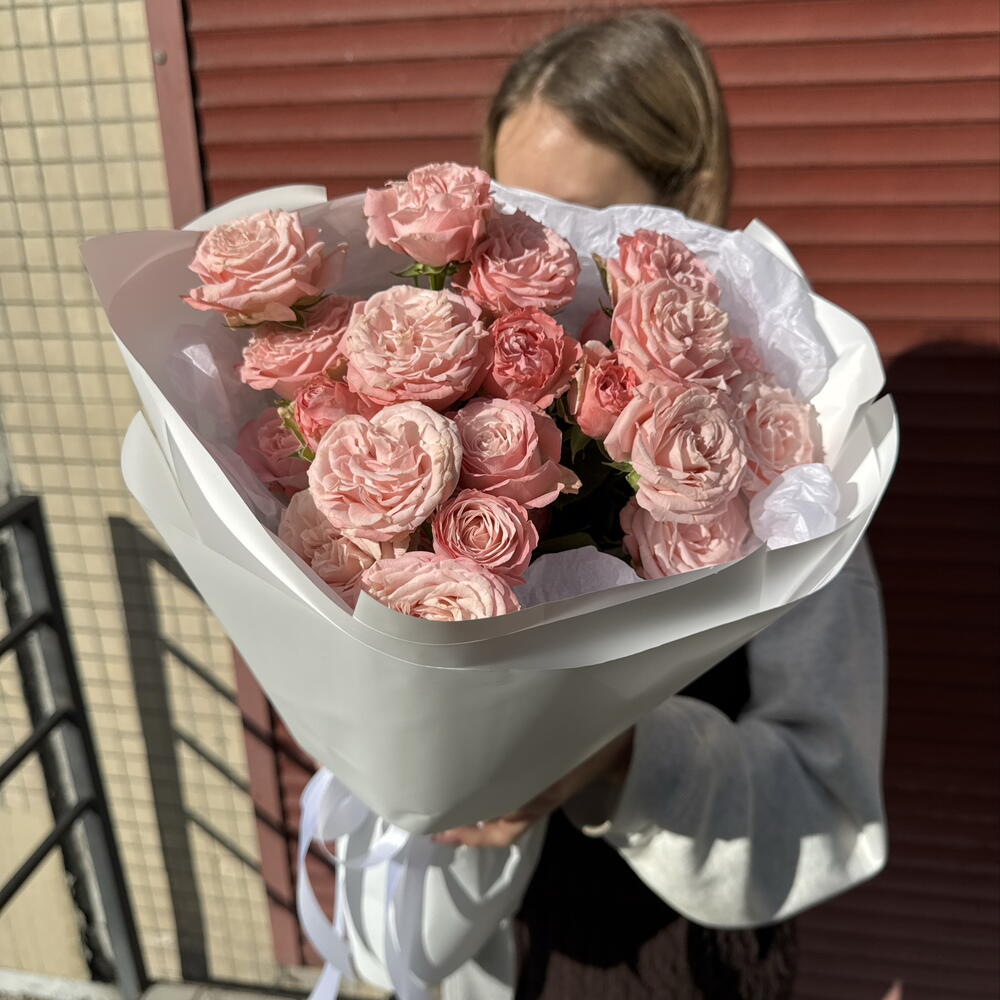 Букет комплимент 🤩 «серенада ранним утром» в составе кустовые розы BOMBASTIC