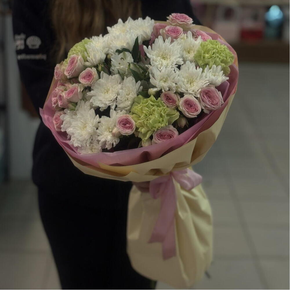Сборный букет из кустовых роз и хризантем