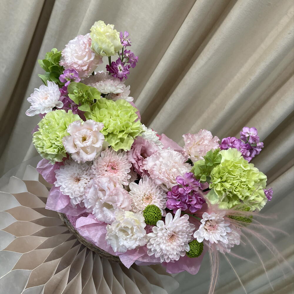 Композиция с эустомой, хризантемой, маттиолой и диантусами 🌸