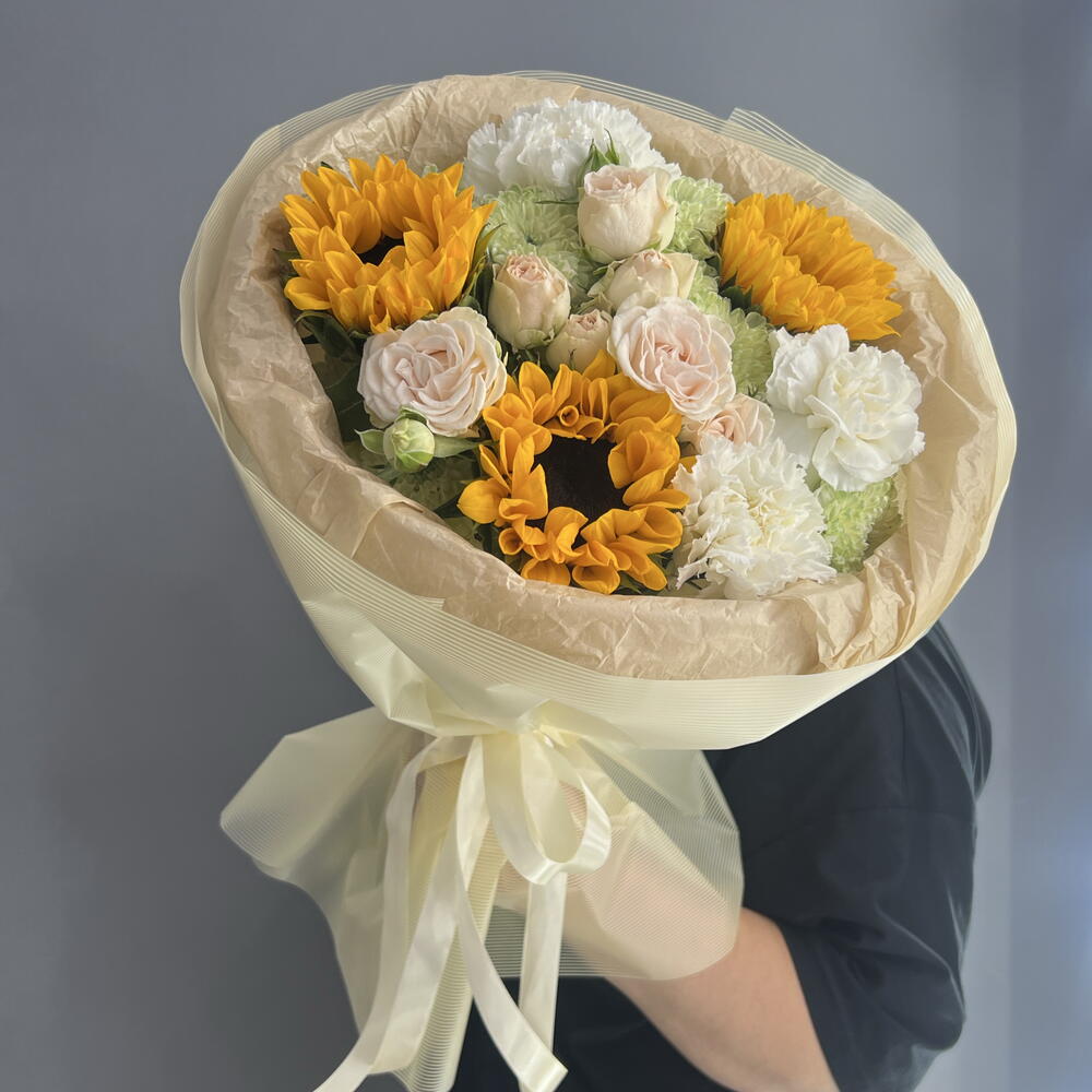 Букет комплимент 🌼 солнечные подсолнухи 🌻🌻🌻 белоснежные диантус 🤍🌿 пионовидная кустовая Роза 🌸