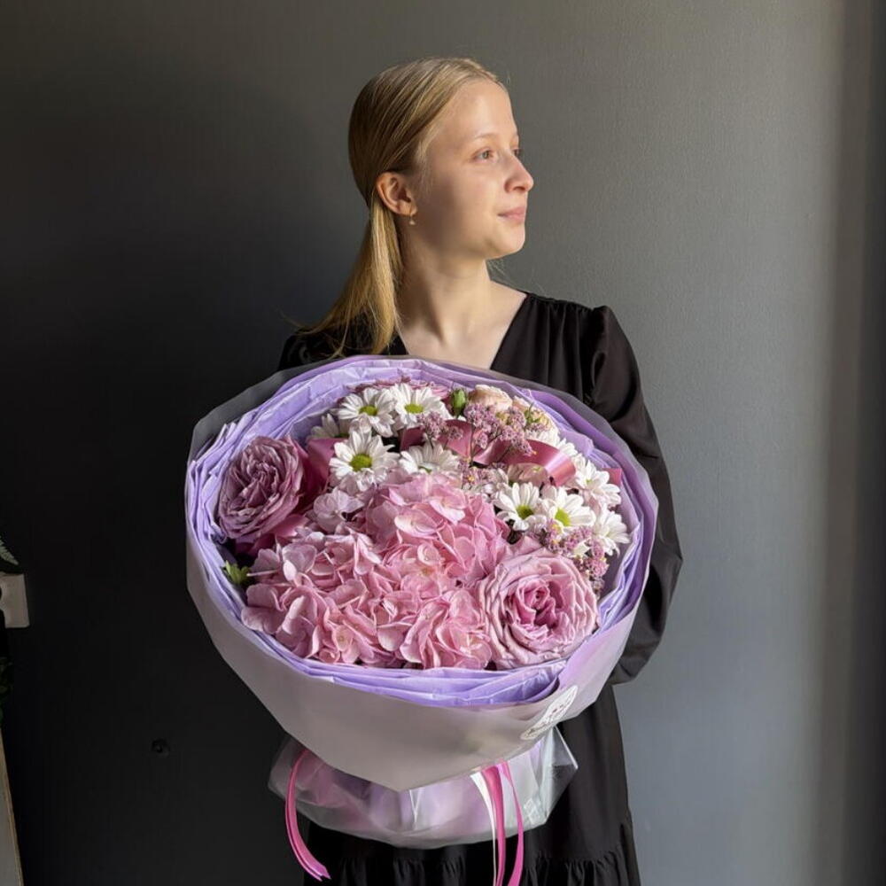 Яркий букет из пышной гортензии, ажурных роз, сортовых хризантем и ароматного лимониума