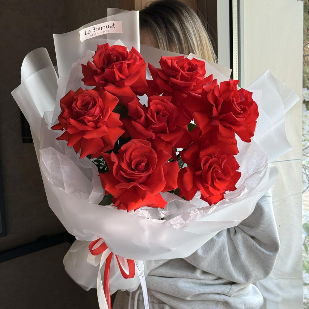 Алые розы букет 7 шт