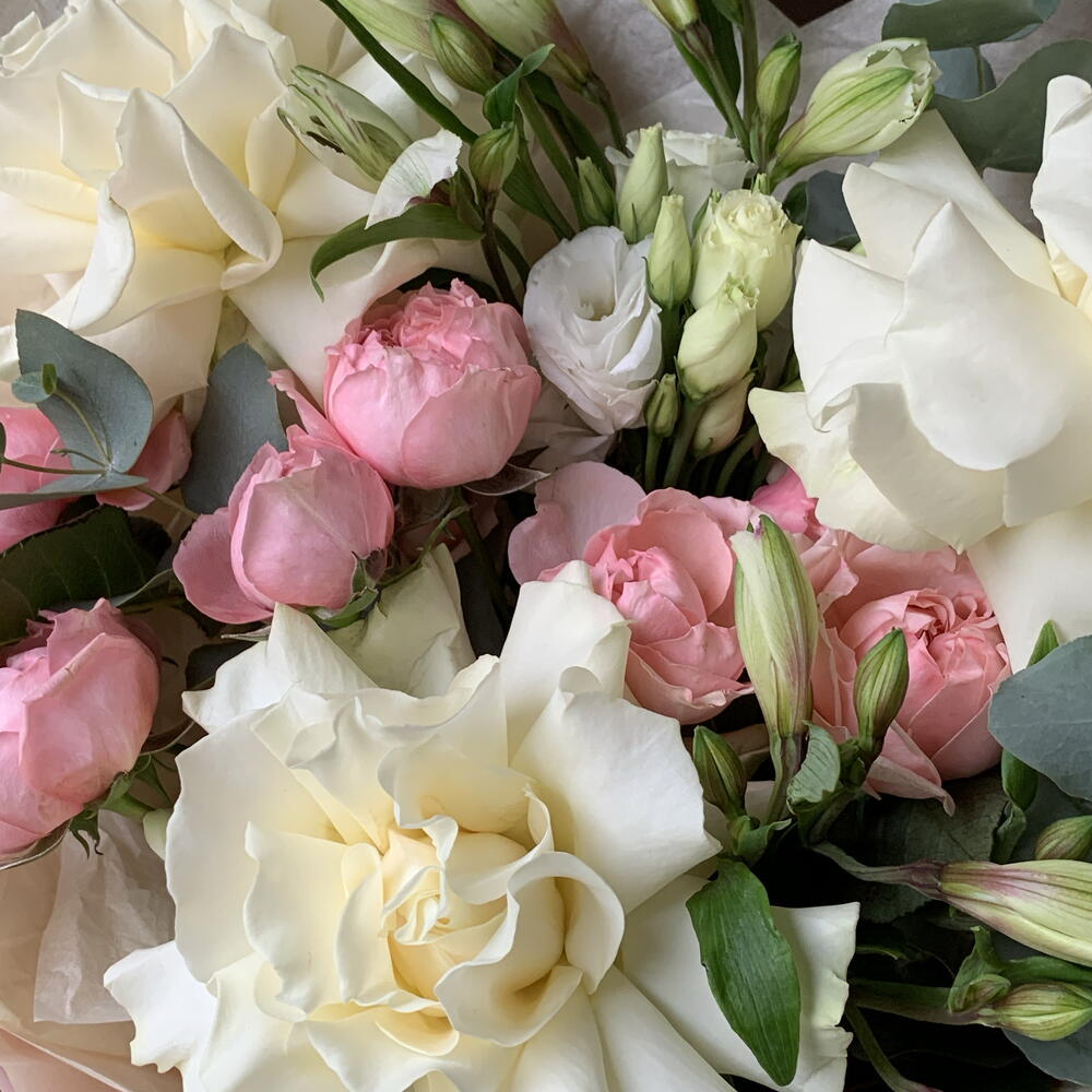 Букет «Нежное утро» с французскими розами и альстромериями🌸