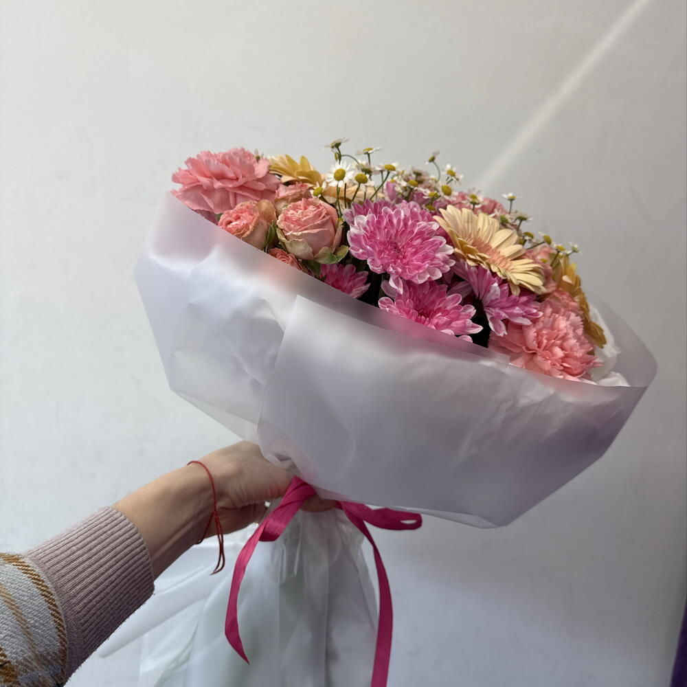 Букет из гербер, кустовых роз, кустовых хризантем