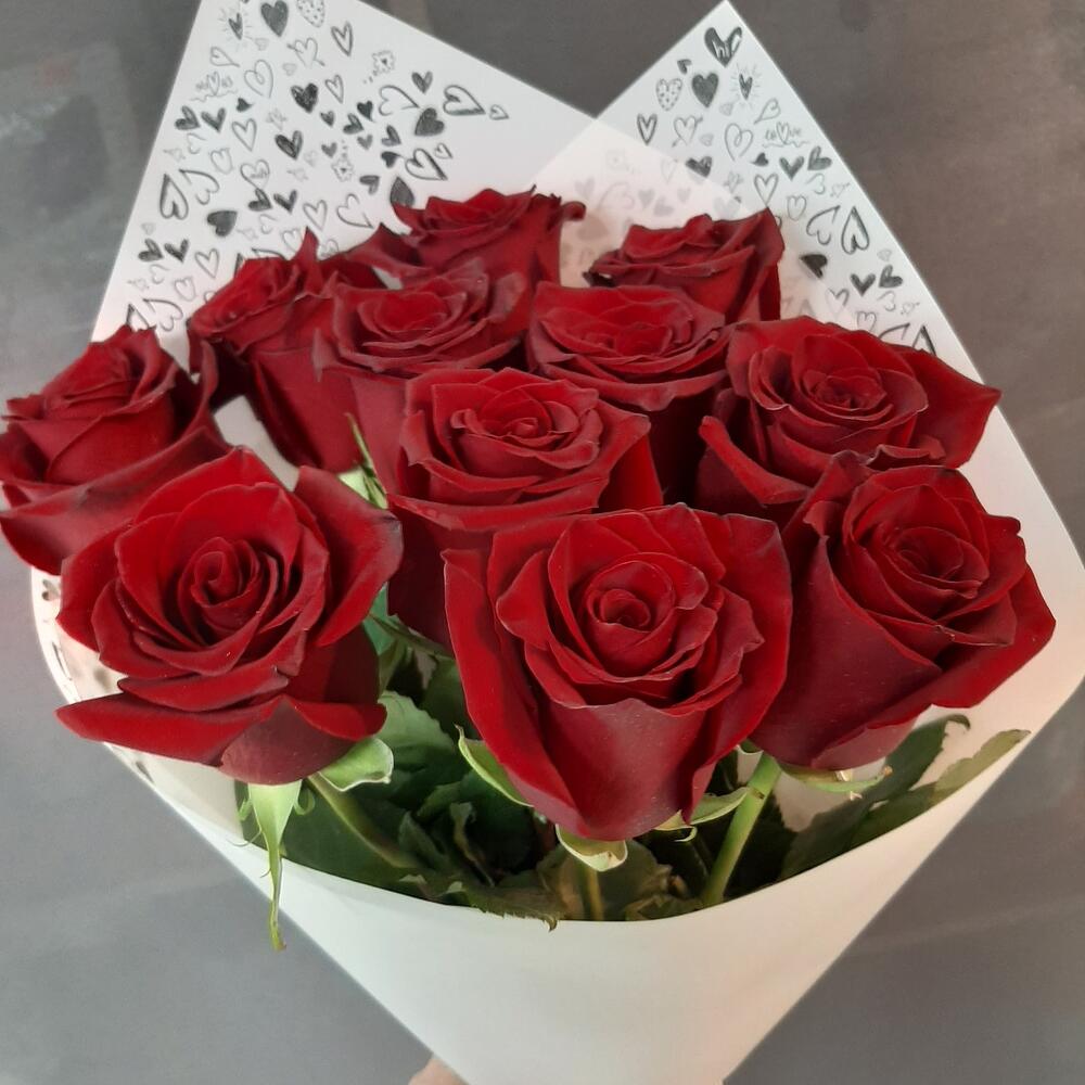 Купить розы магнитогорск. Букет из 11 бордовых роз. Розы Магнитогорск.
