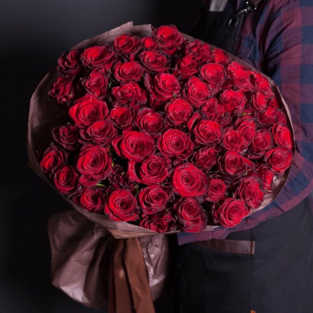 Купить розы в новосибирске недорого. Букет из 50 роз. Букет из красных роз фото.