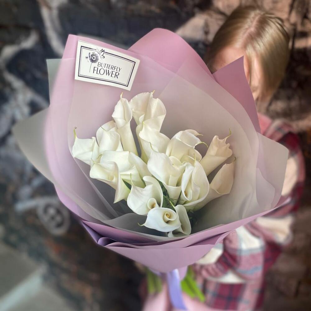 Букет из 19 белых калл в стильной упаковке \"Мардж\", Цветы Санкт ...