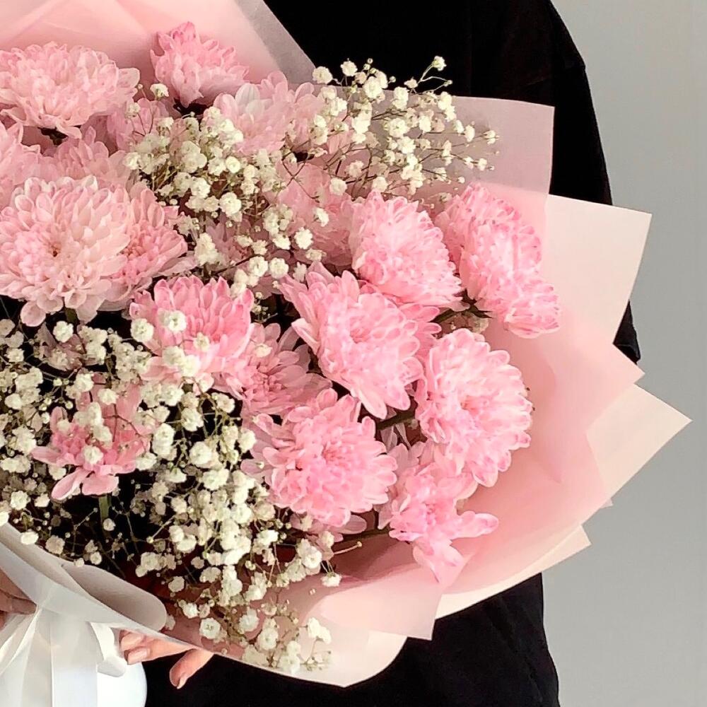 Нежно-розовая хризантема с гипсофилой 🌸🤍