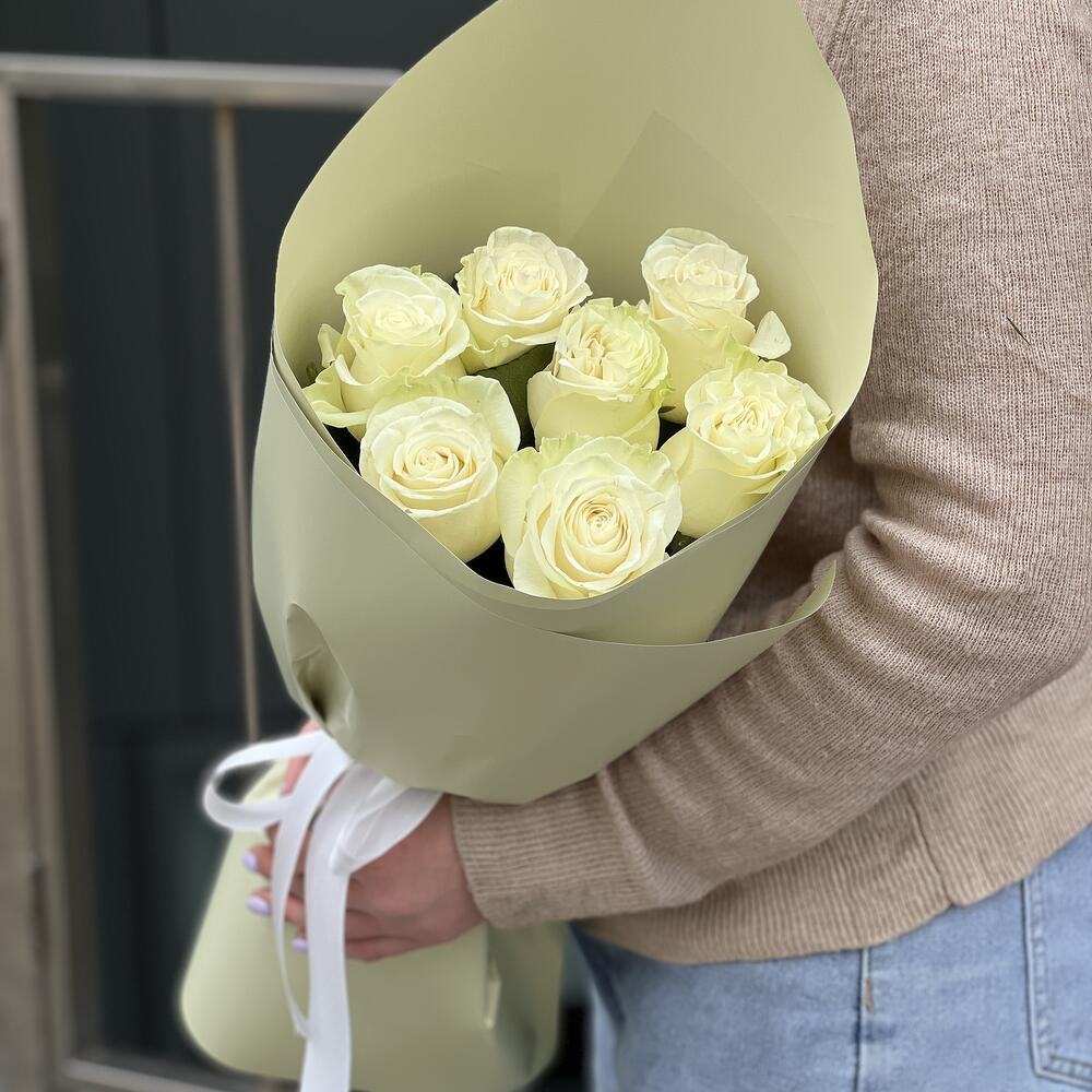 Lime bouquet of 7 white roses