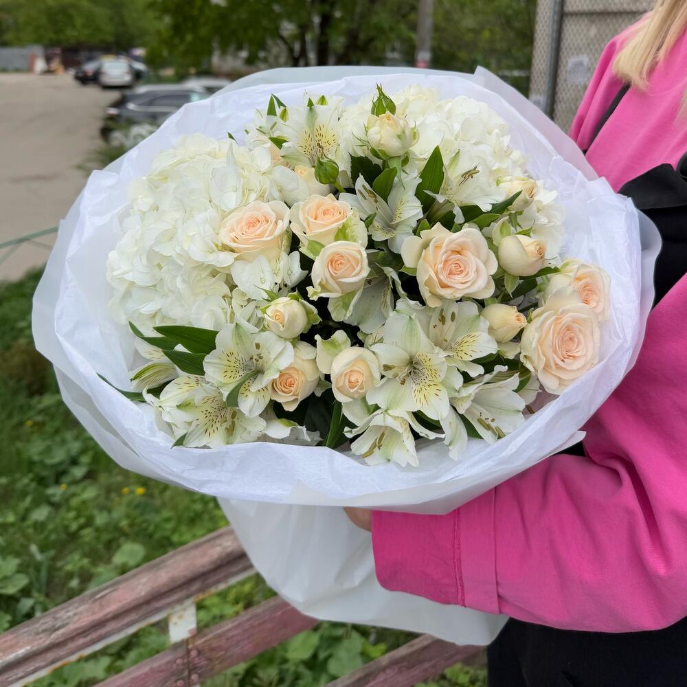 Букет из кремовых кустовых роз , гортензии и альстромерии