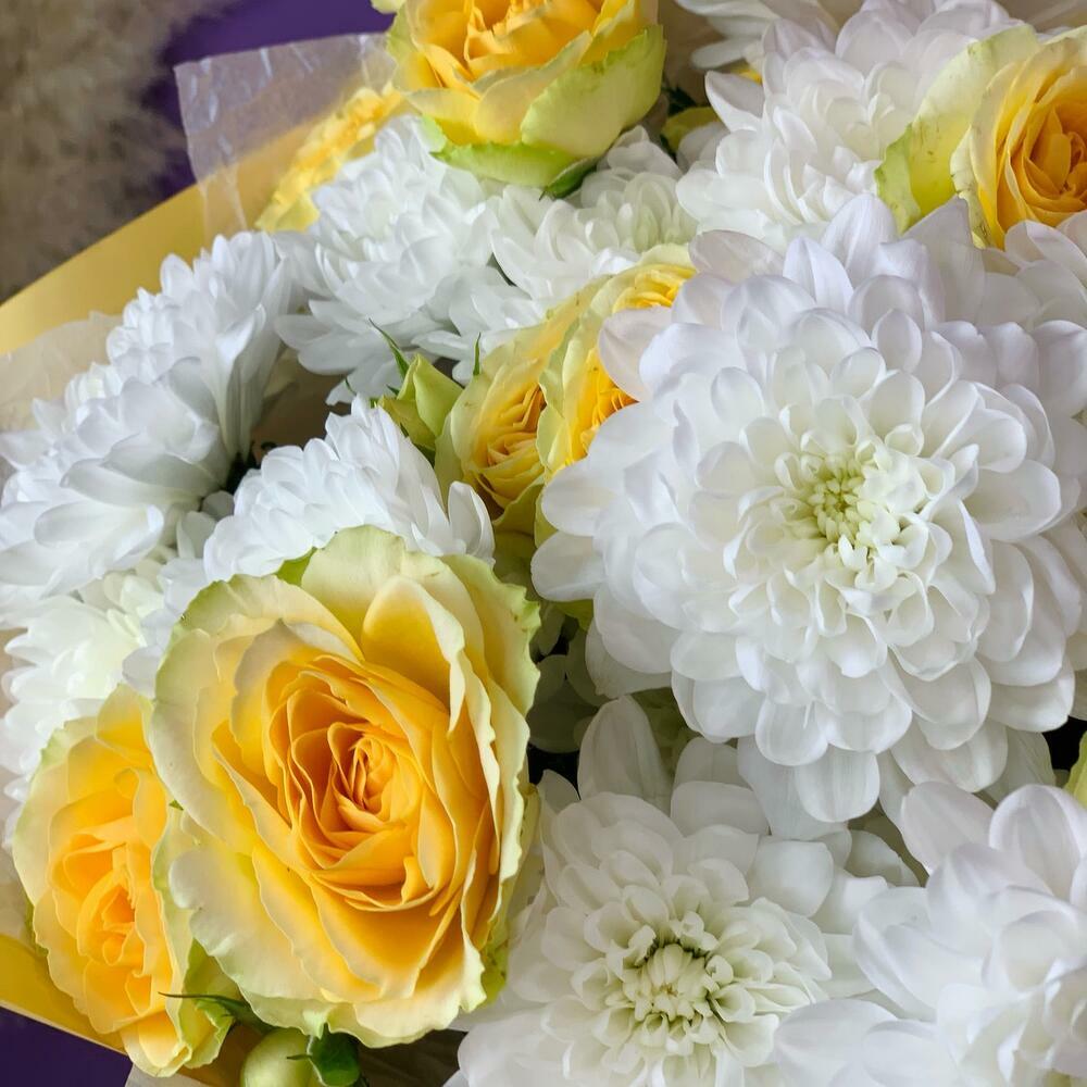 Букет из кустовых роз и хризантем💐