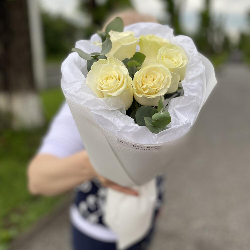 5 роз с эвкалиптом