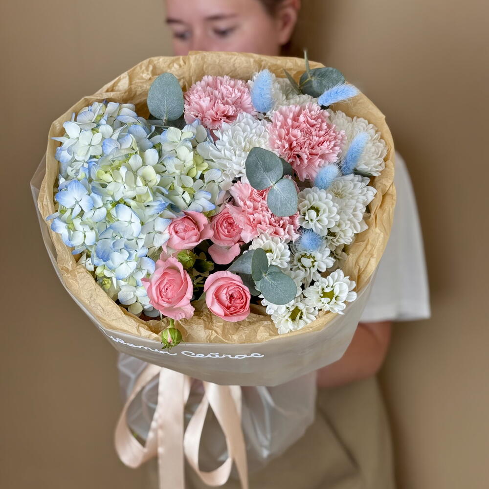 Сборный букет с гортензией и кустовой розой 54S