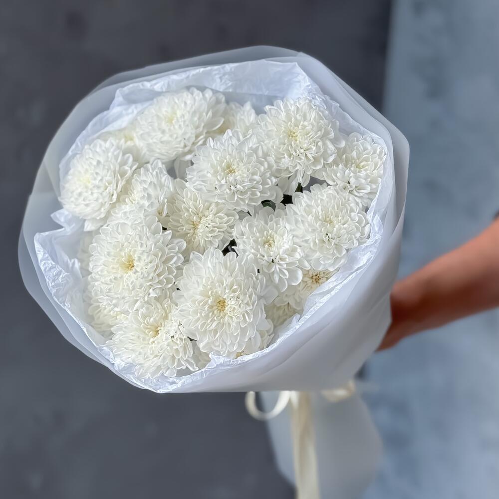 Нежный букет из белых кустовых хризантем