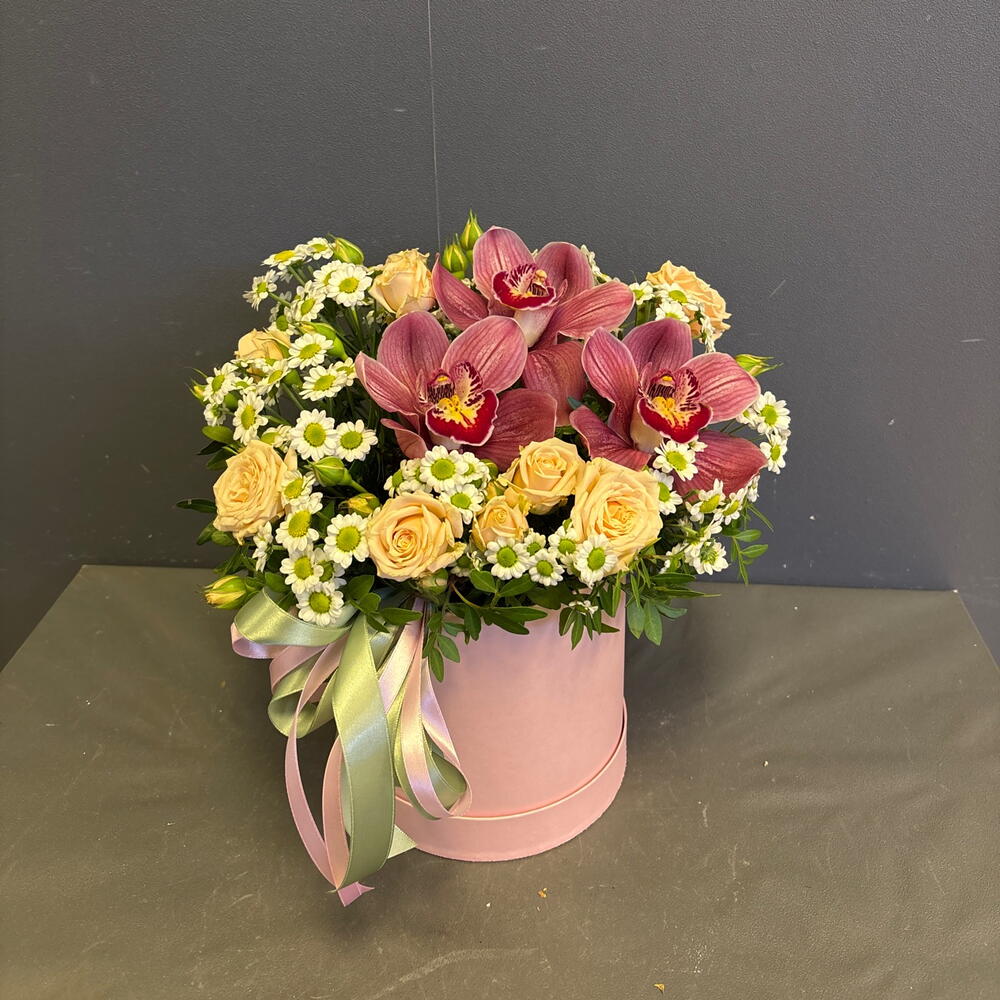 Композиция в шляпной коробке с орхидеями
