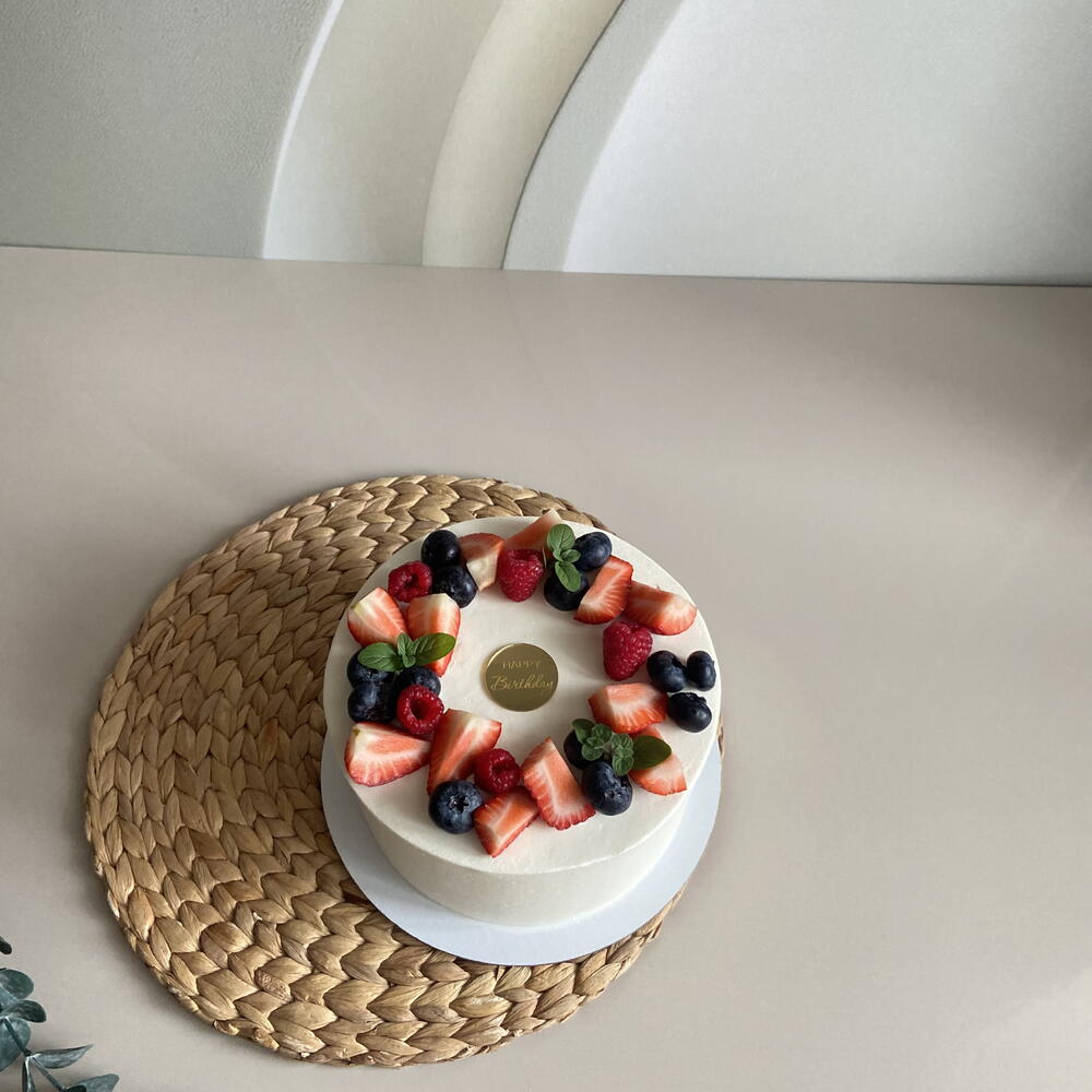Торт на день рождения (топпер happy birthday )с ягодами клубника,голубика ,малина