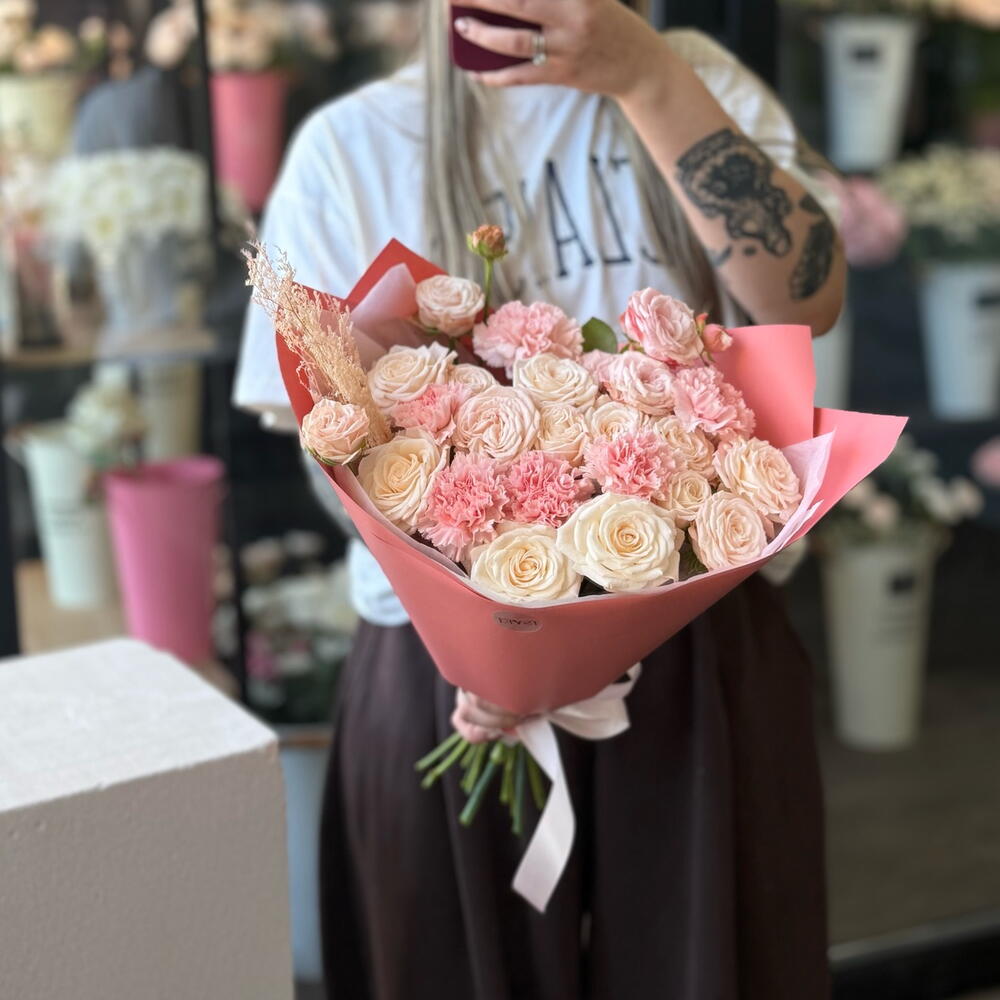 Пудровый букет из пионовидных кустовых роз Pink Dream B13 + подарок от Vivienne Sabo — румяна MACARON