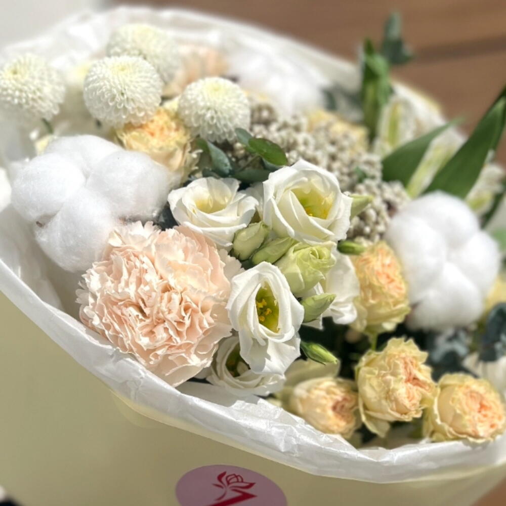 Букет Солнечный день (эустома, кустовая роза, диантусы, хлопок)