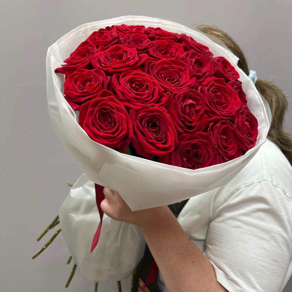 Шикарный моно букет из 21 бордовой розы