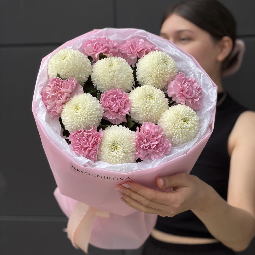 Нежные белые хризантемы с розовыми диантусами в стильном оформлении 💕/ цветы в Уфе