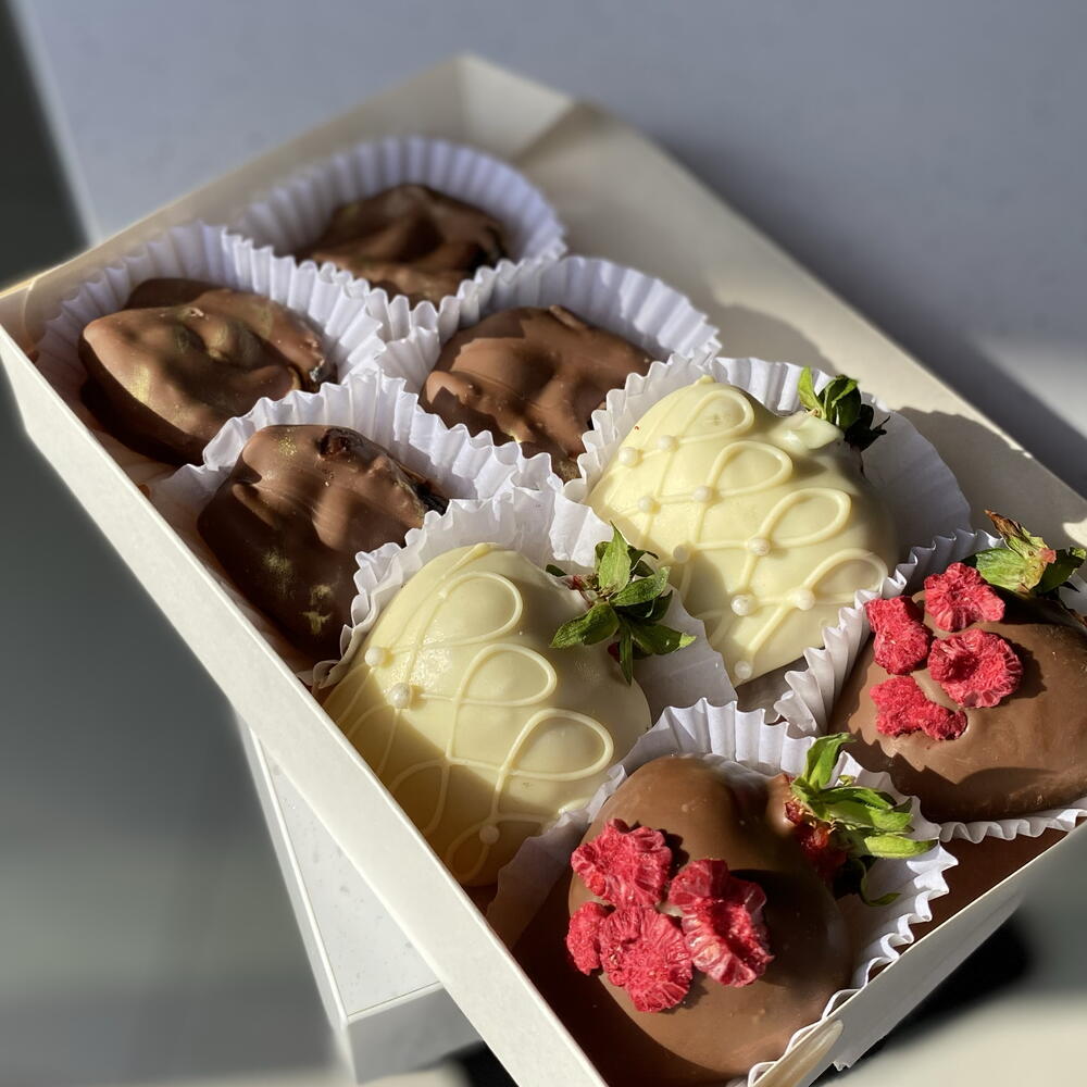 Chocolate-covered strawberries and dates