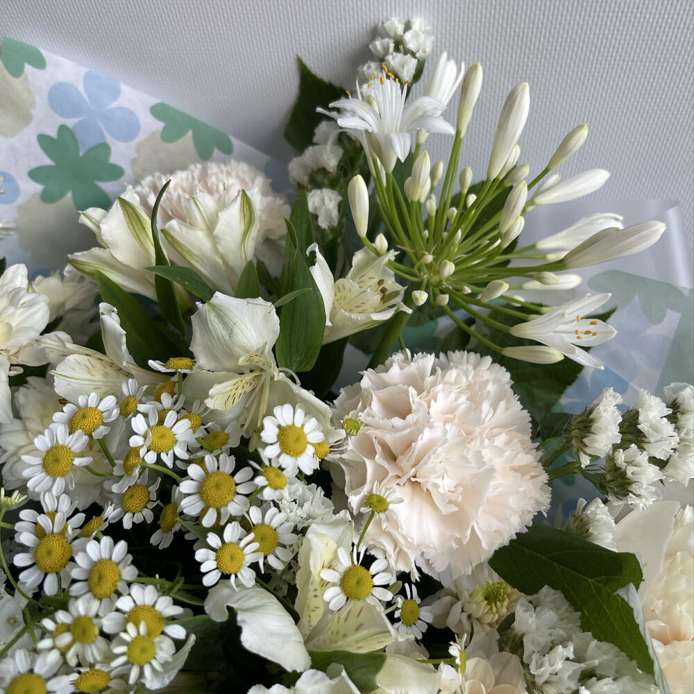 Букет с пионами и агапанусом