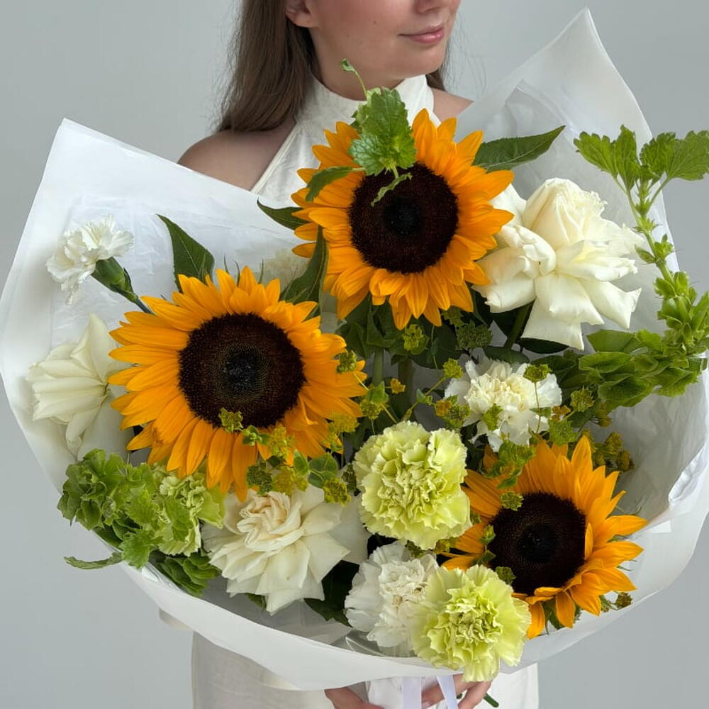 Букет с подсолнухами, молюцеллой и диантусами "SUNNY CHIC"
