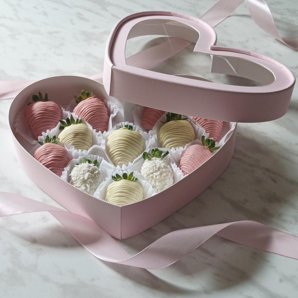 Клубника в белом и клубничном шоколаде в коробке сердце