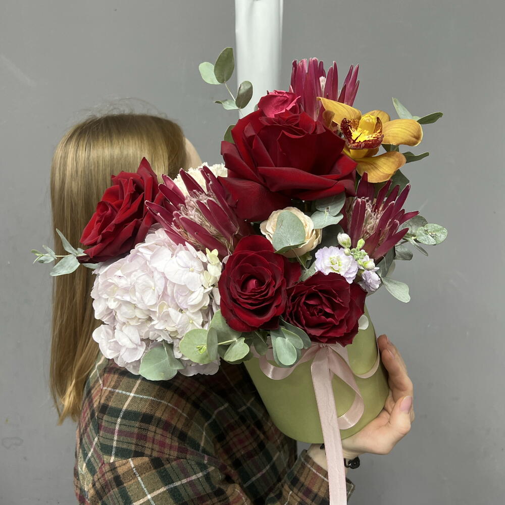 Композиция в шляпной коробке с красными розами, протеей, и гортензией 🌹