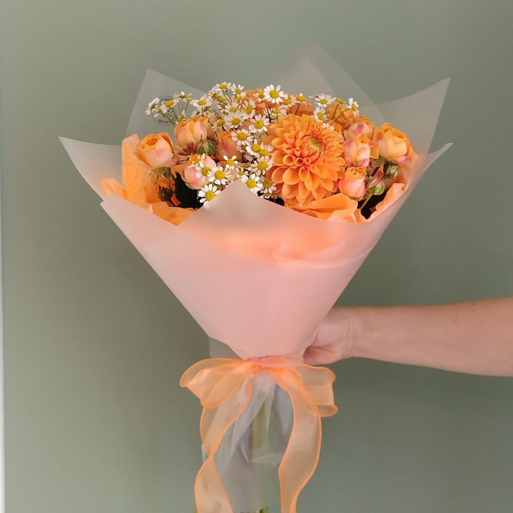 Яркий букет кустовые розы, георгины, ромашки