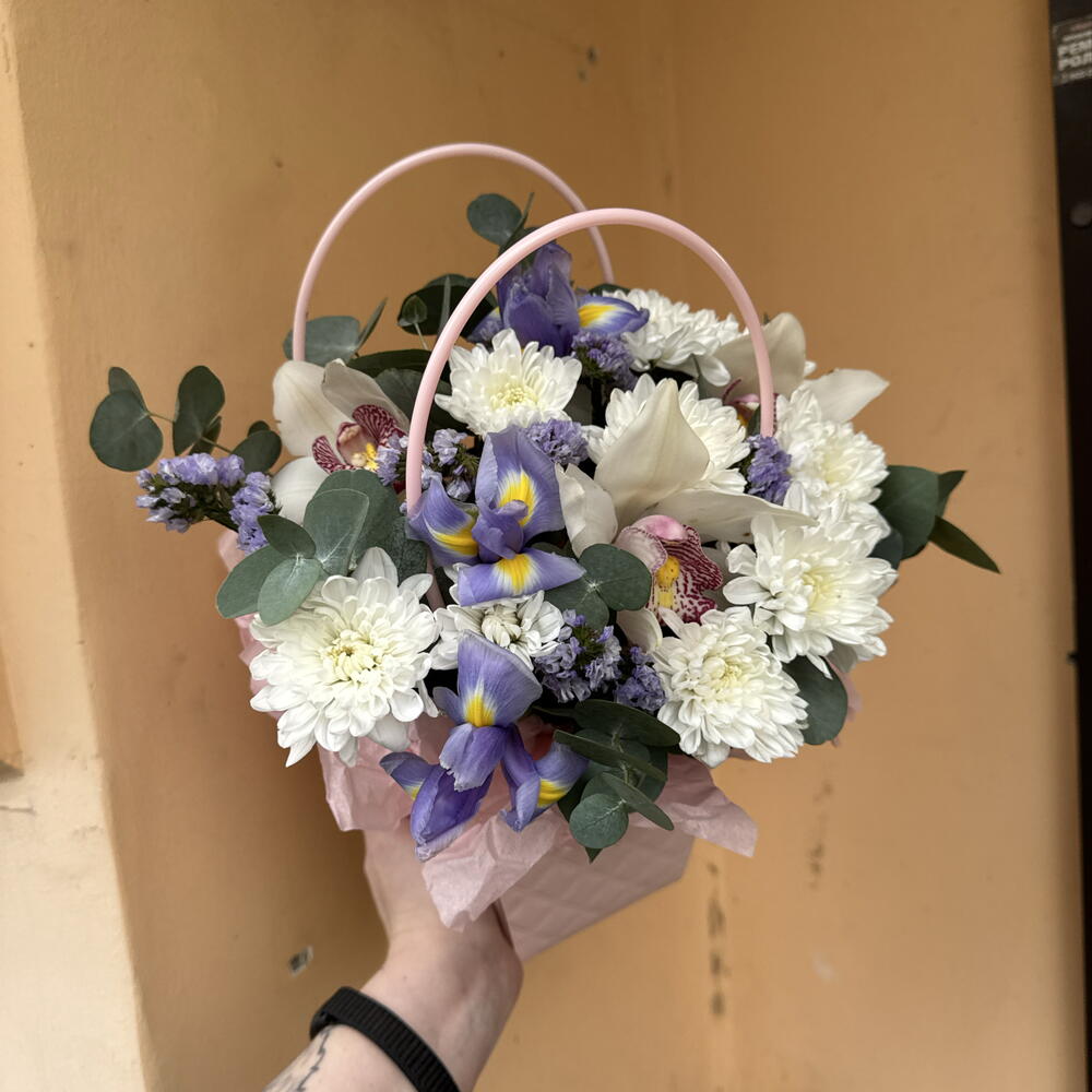 Сумочка романтичная 💕 «Чувство легкости» в составе орхидея, хризантема BALTICA, ирисы и эвкалипт CINEREA