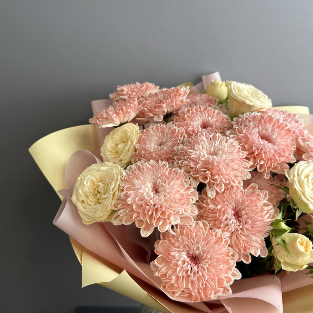 Букет для любимой девушки 💗 из красивых нежно- розовых хризантем и кустовых розочек 💗💗