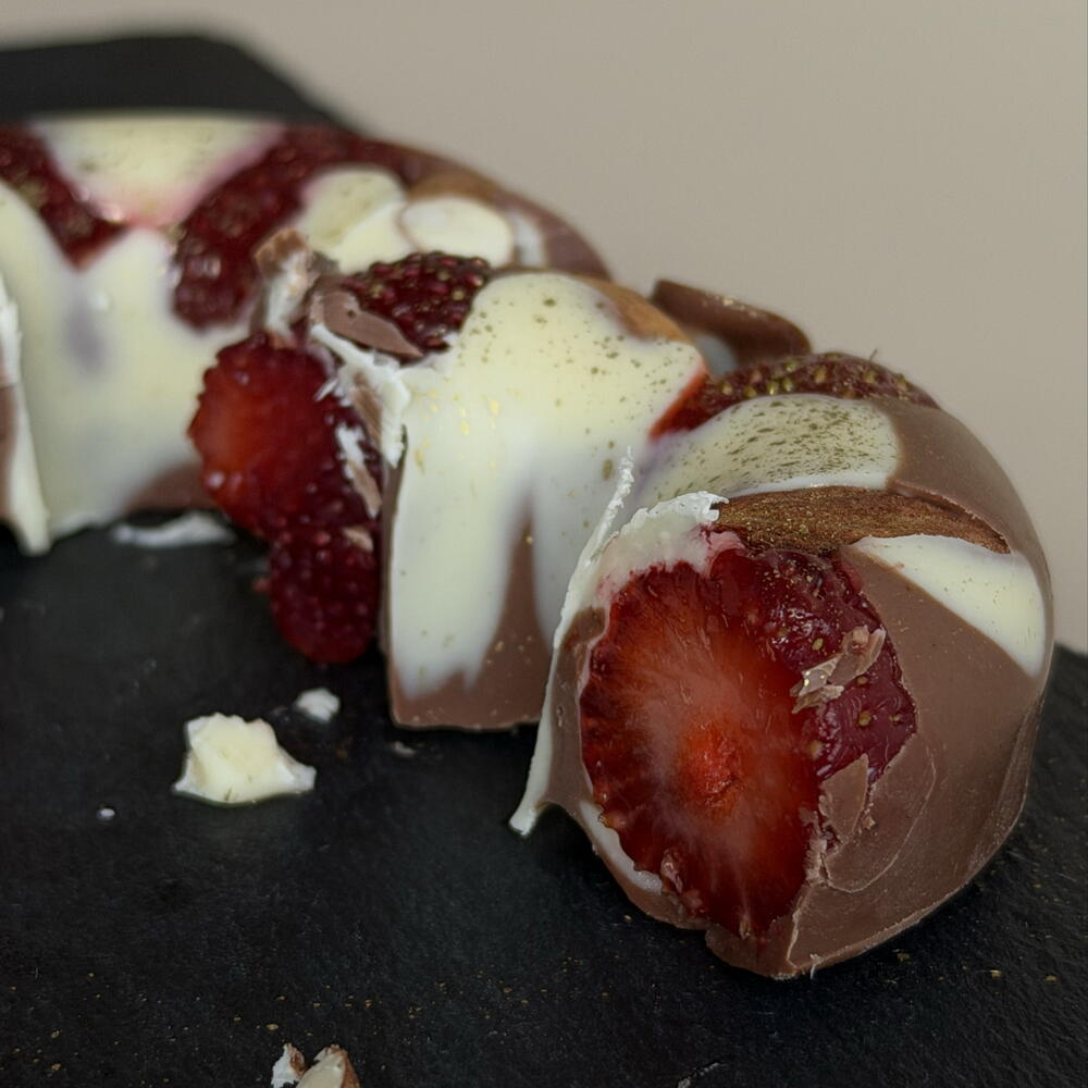 BERRY CHOCO DONUT