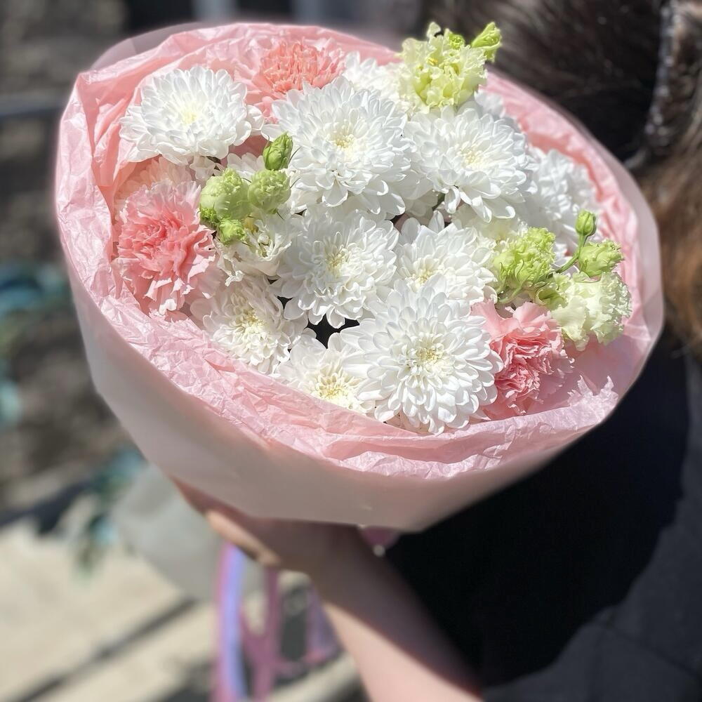 Хризантема с эустомой и диантусами