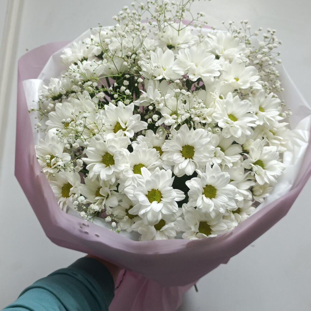Букет из кустовых хризантем и гипсофилы