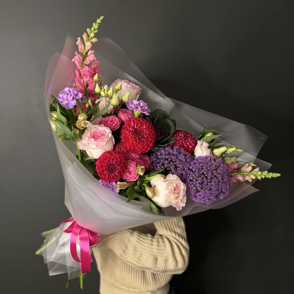 Букет из аллиума,георгина,брассики,антира,лунной гвоздики,лизиантуса,розы «Мандала»,кустовой розы «Гисел» и альстрамерии