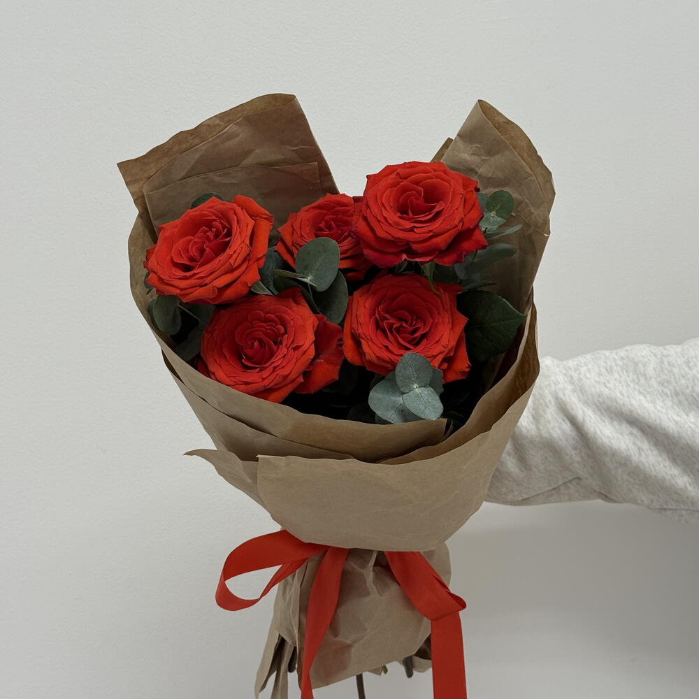 Яркий букет «Аромат момента🌹» из роз сорта Nina с ароматным эвкалиптом