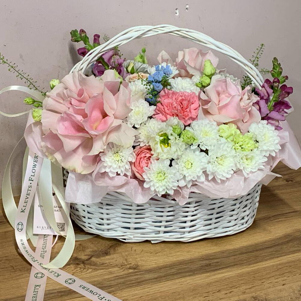 Корзина сборная с розами, хризантемой и диантусами