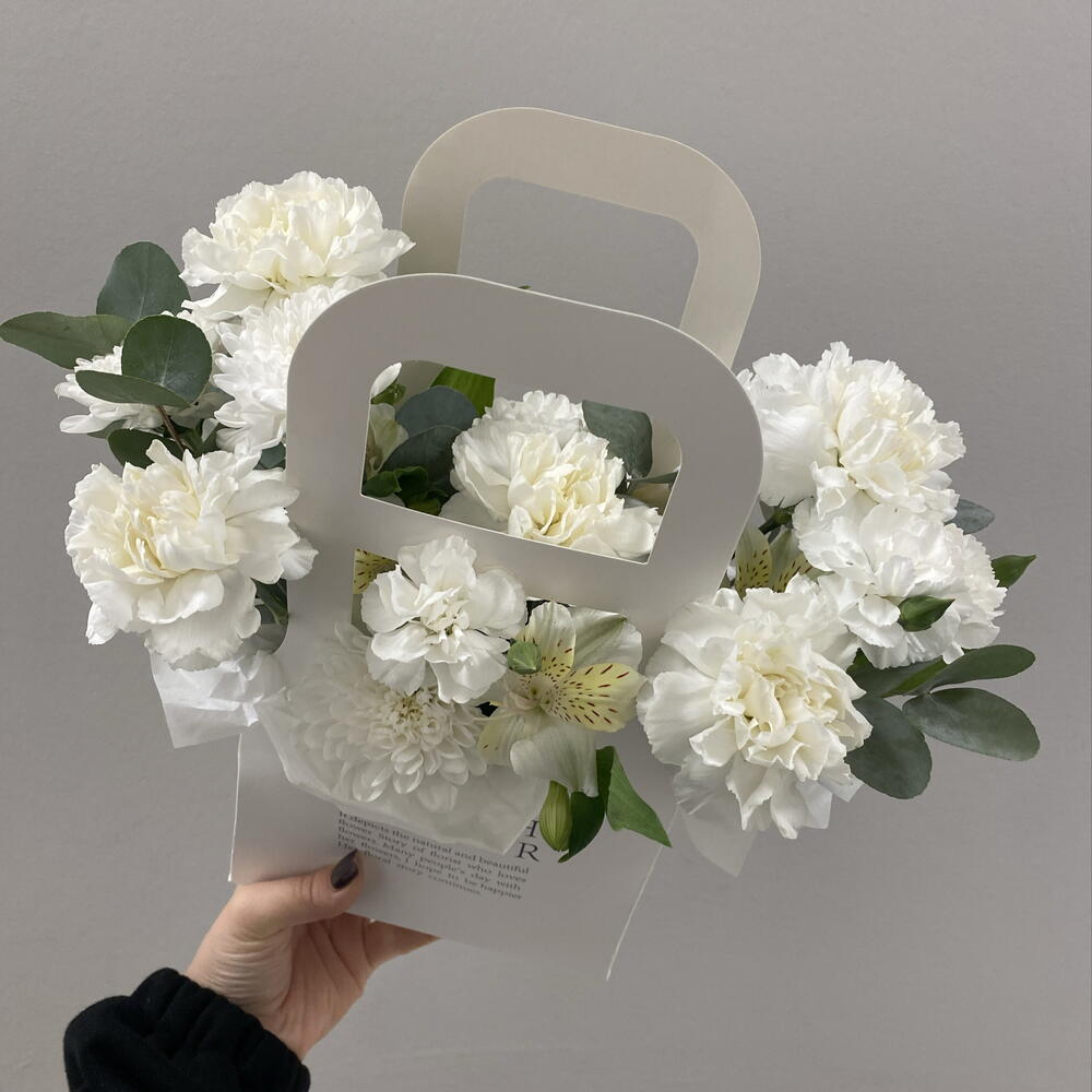 Белоснежная сумочка Bloom room, диантус, альстромерия